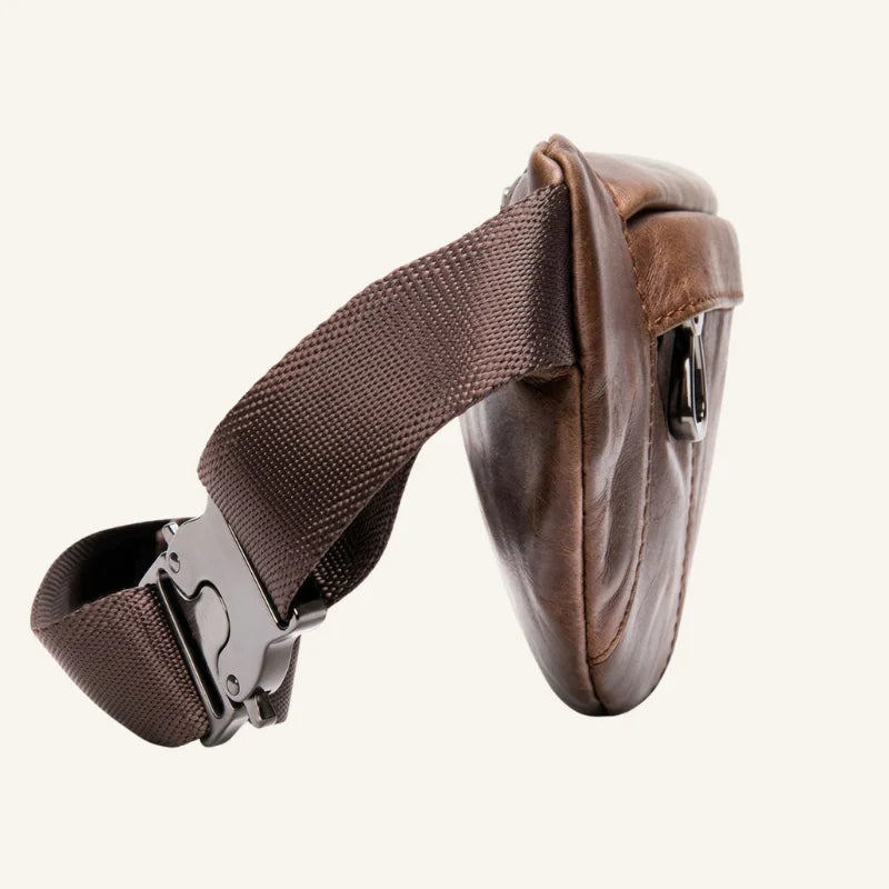 sac forme banane cuir marron côté